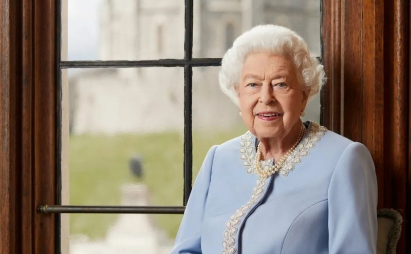 Why did Queen Elizabeth II choose a blue outfit for her latest official portrait?