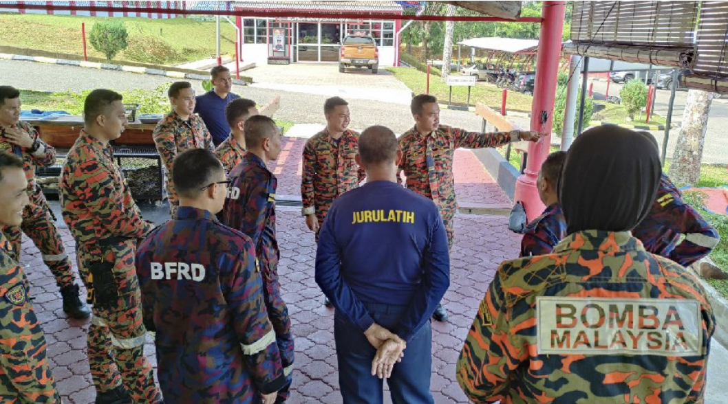 Briefing session by SKC with officers from the Brunei Fire and Rescue Department and officers from the Malaysian Fire and Rescue Academy. – Bernama pic