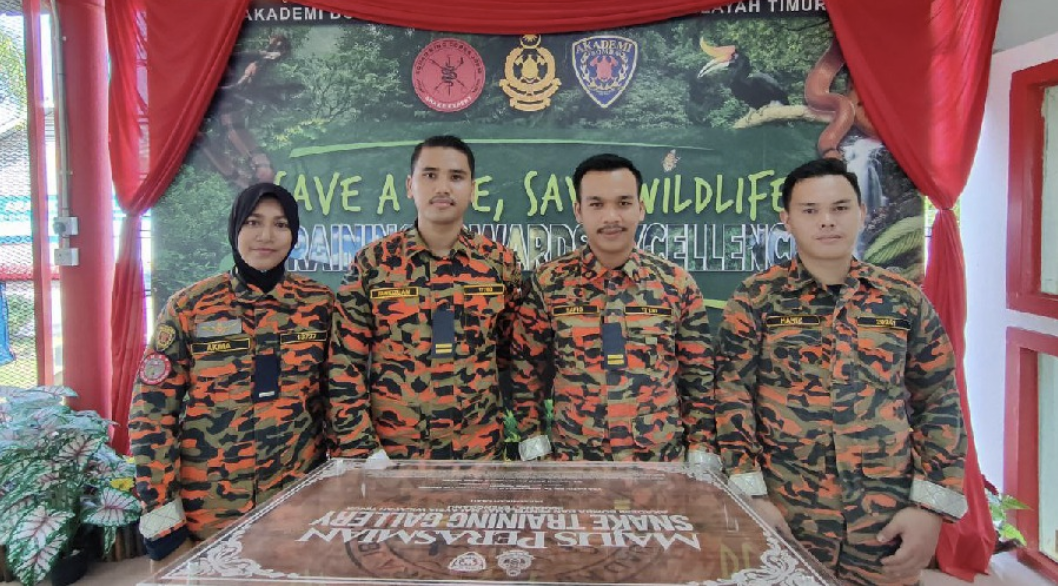 Among the SKC officers led by Safiq (second from right) who volunteered to catch snakes to help the community. – Bernama pic