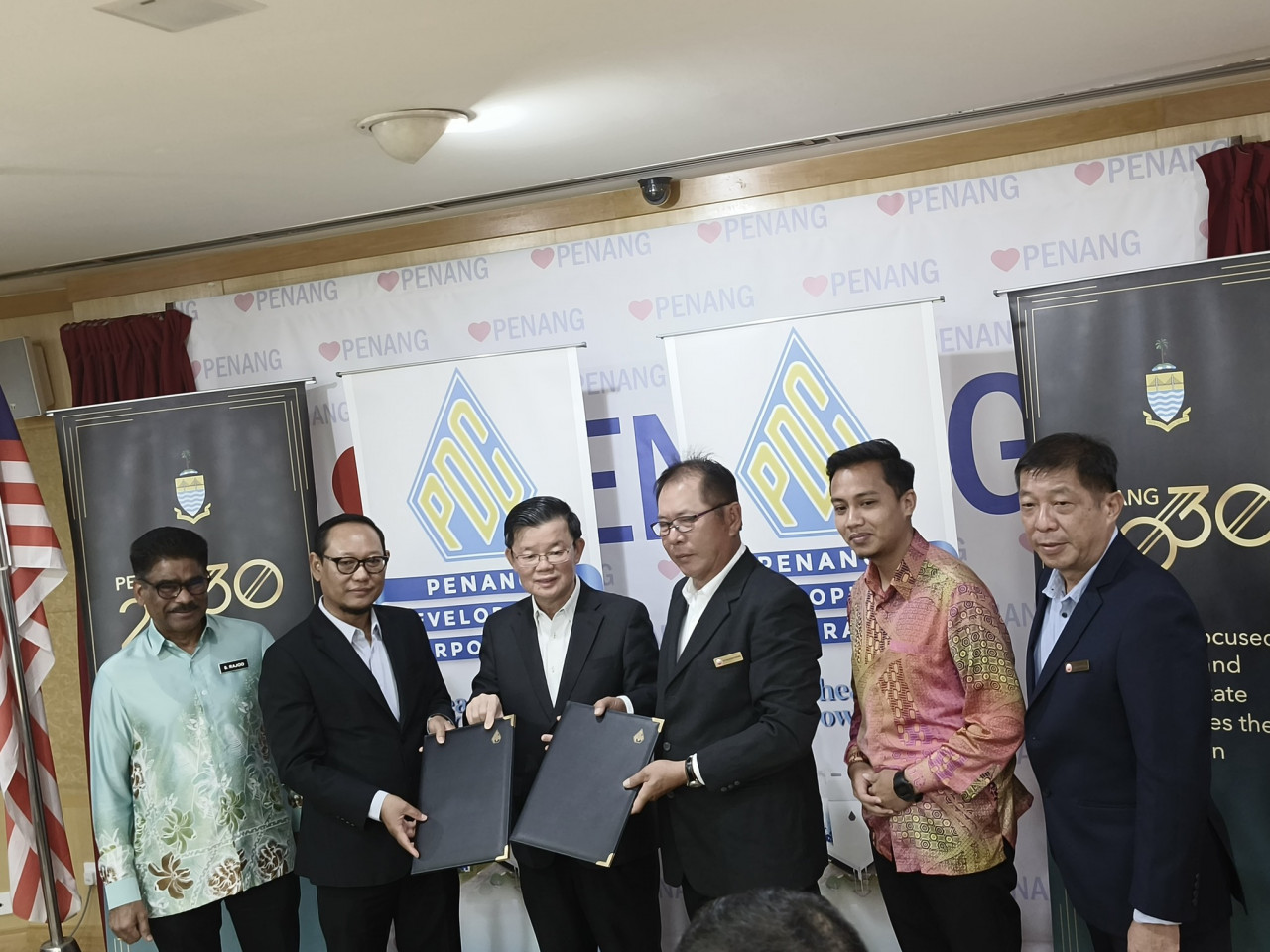 Chow with Aziz and Teoh and other representatives during the signing ceremony between PDC and Kat Resources. – PDC Facebook pic, September 14, 2023