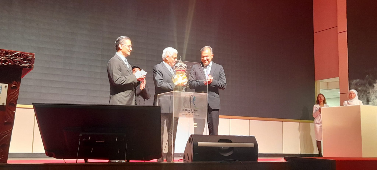 Ahmad Fuzi (centre) flanked by DCM I Mohamad Abdul Hamid and Iqbal during the launch. – Ian McIntyre pic