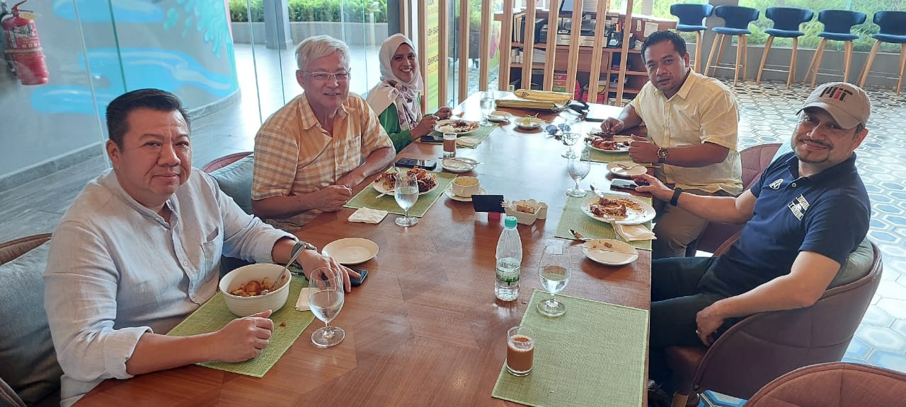 Chua (left) dining with his guests at the resort. – Ian McIntyre pic