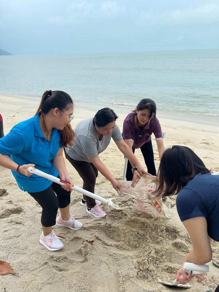 Volunteers filling up sand bags to check the erosion. – Pic courtesy of Rasa Sayang Resort