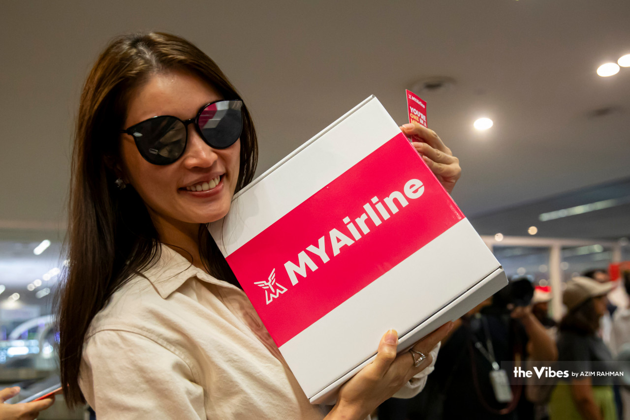 Model Amber Chia with her surprise box. – AZIM RAHMAN/The Vibes pic