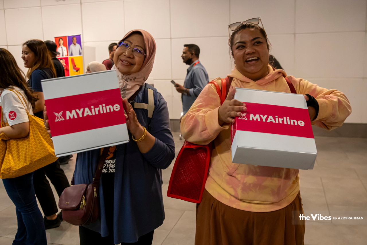 Singer Dina Nazir receiving the box marking MYAirline's 1 million passenger milestone. – AZIM RAHMAN/The Vibes pic