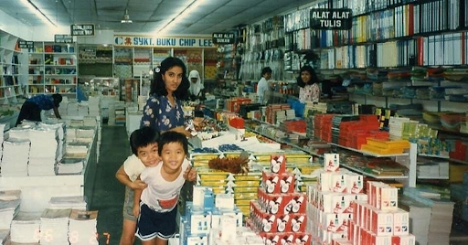 Brothers (Alvin and Jason Chen) at the CzipLee Kajang bookstore in 1986. – Pic courtesy of CzipLee
