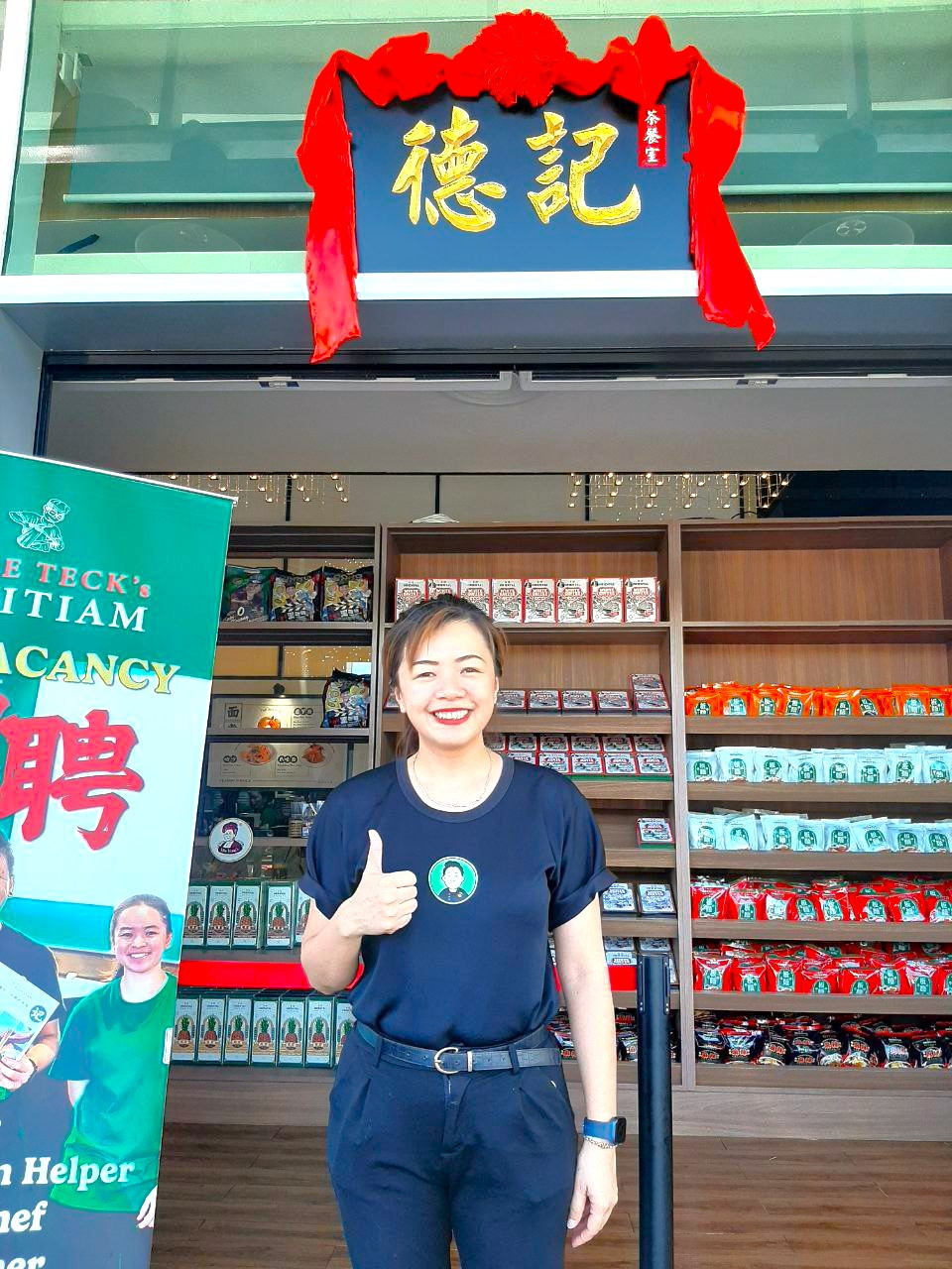 Third-generation daughter-in-law of Uncle Teck founder, and floor manager Desiree Tan gives the thumbs up. She manages the day-to-day operations of the eatery and trains her waiting staff to be meticulous and attentive all the time. – Marilyn Madrod pic