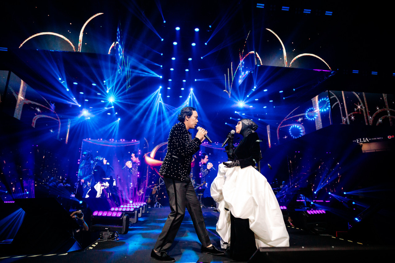  Ella singing a duet with her husband, Captain Azhar, with Peace.Love.Rindu. – Pic courtesy of PR