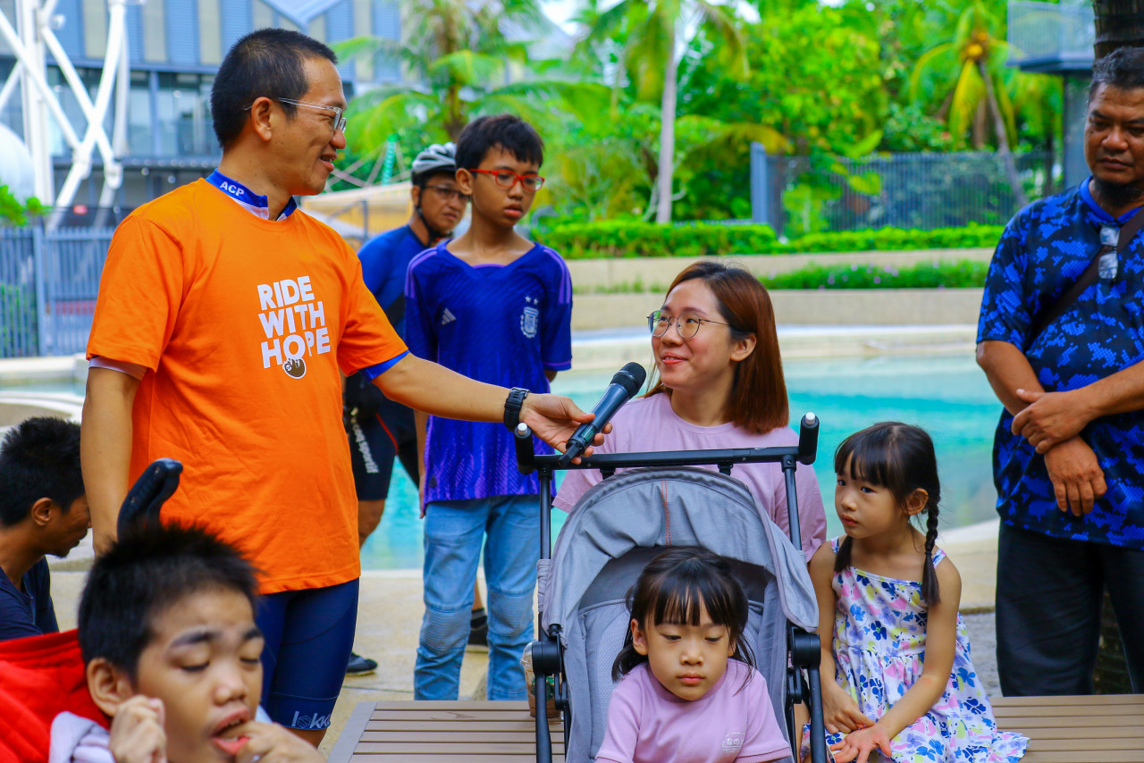 Cyclists meeting 13 patients and their families recently at the event hosted by Gamuda Land. – Pic courtesy of RWH