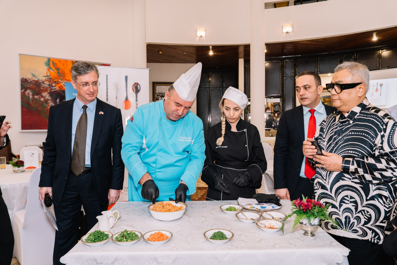 Turkish chef Chef Turgay Gündodu demonstrating kısır, a fine bulgur salad with tomatoes and fresh herbs. – Pic courtesy of Turkiye Embassy