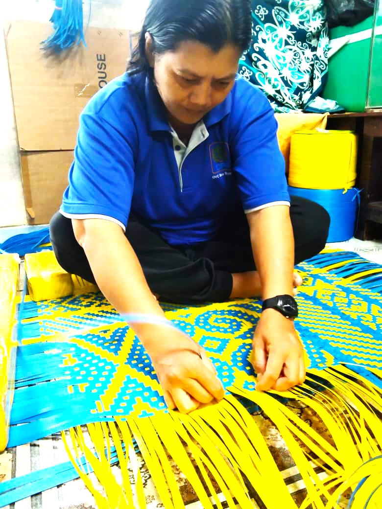 Housewife Eivenner Suria hard at work weaving mats which are another popular handicraft sought by city folks. – Joseph Masilamany pic