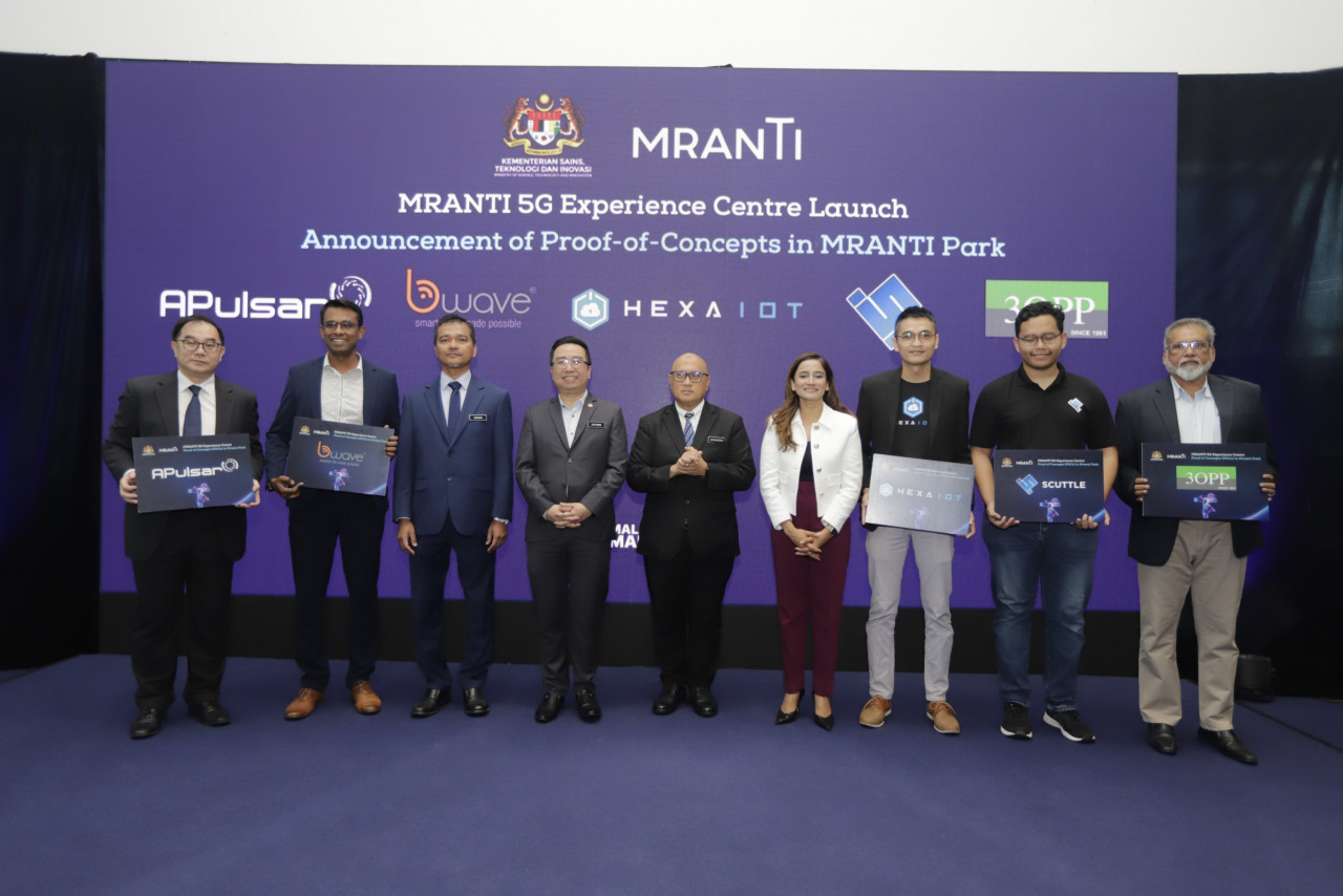 Dzuleira (third from right), with Science, Technology and Innovation Minister Chang Lih Kang (fourth from right) and MRANTI strategic partners during the launch of MRANTI 5G Experience Centre. – Pic courtesy of MRANTI