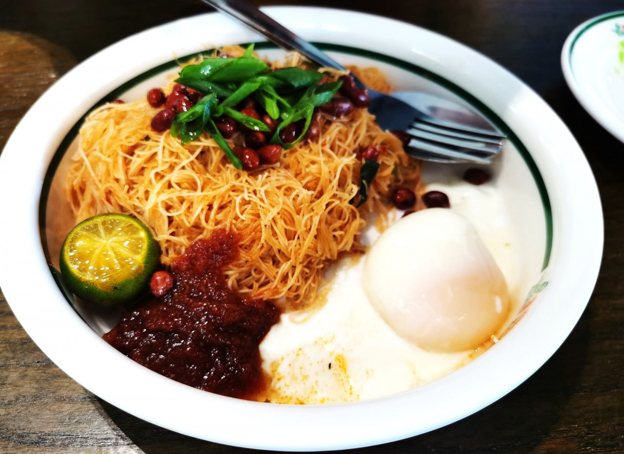 Uncle Teck's mee Siam speciality came with added value with a single half-boiled egg on the side, sambal and a slice of calamansi. It had a definitive Malaccan-Nyonya taste with a burst of pleasing sourish-ness hitting the tastebuds. – Marilyn Madrod pic