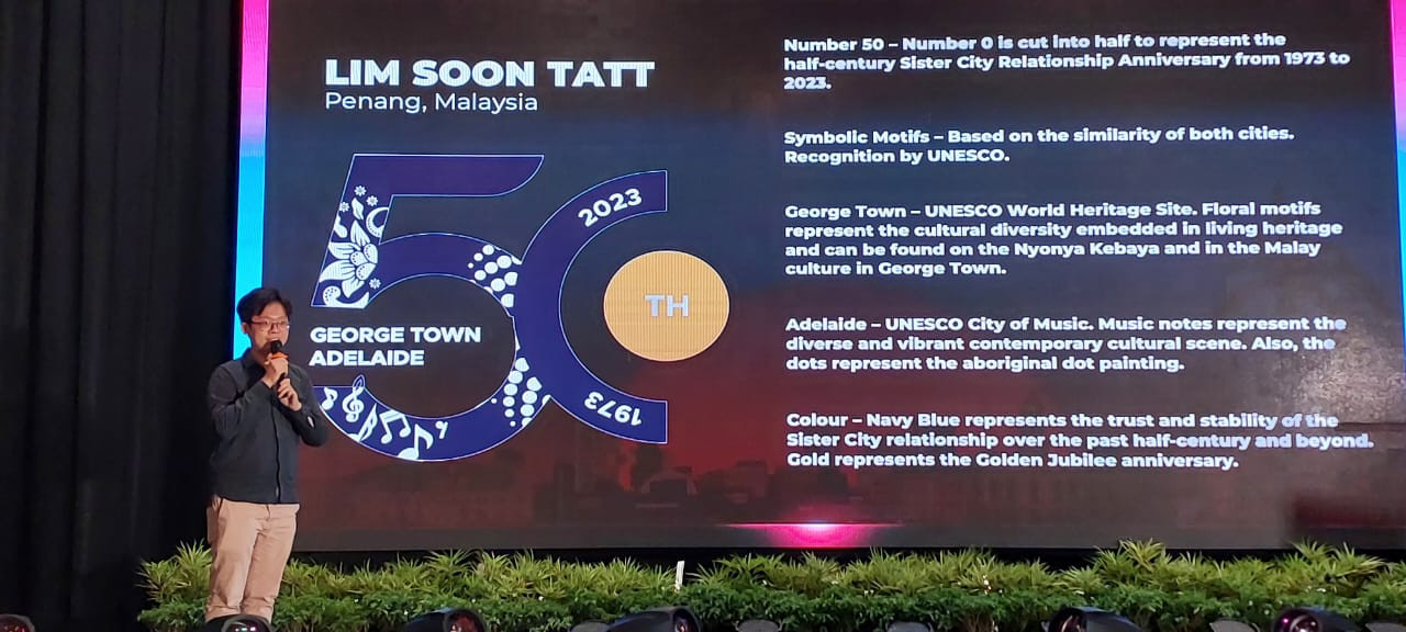 The winner Lim Soon Tatt explaining his creation. – Ian McIntyre pic
