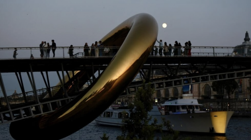 Paris celebrates night-time art festival