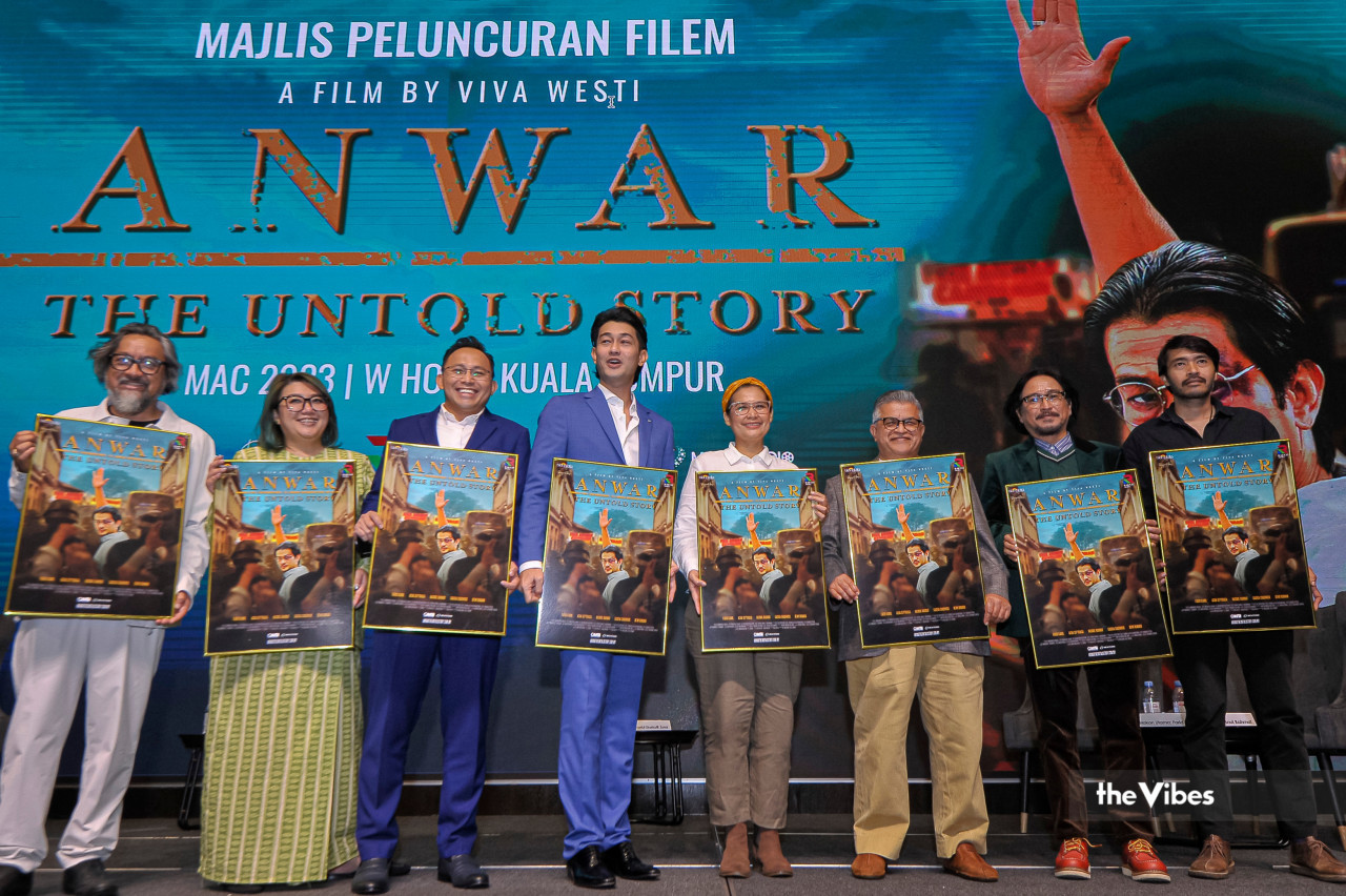 Zunar and the cast with the official poster during the media launch in March. – AZIM RAHMAN/ The Vibes pic