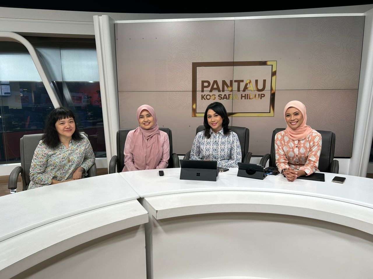 Beatrice and Dr Zahilah Filzah part of a panel on Astro Awani. – Pic courtesy of Beatrice Leong