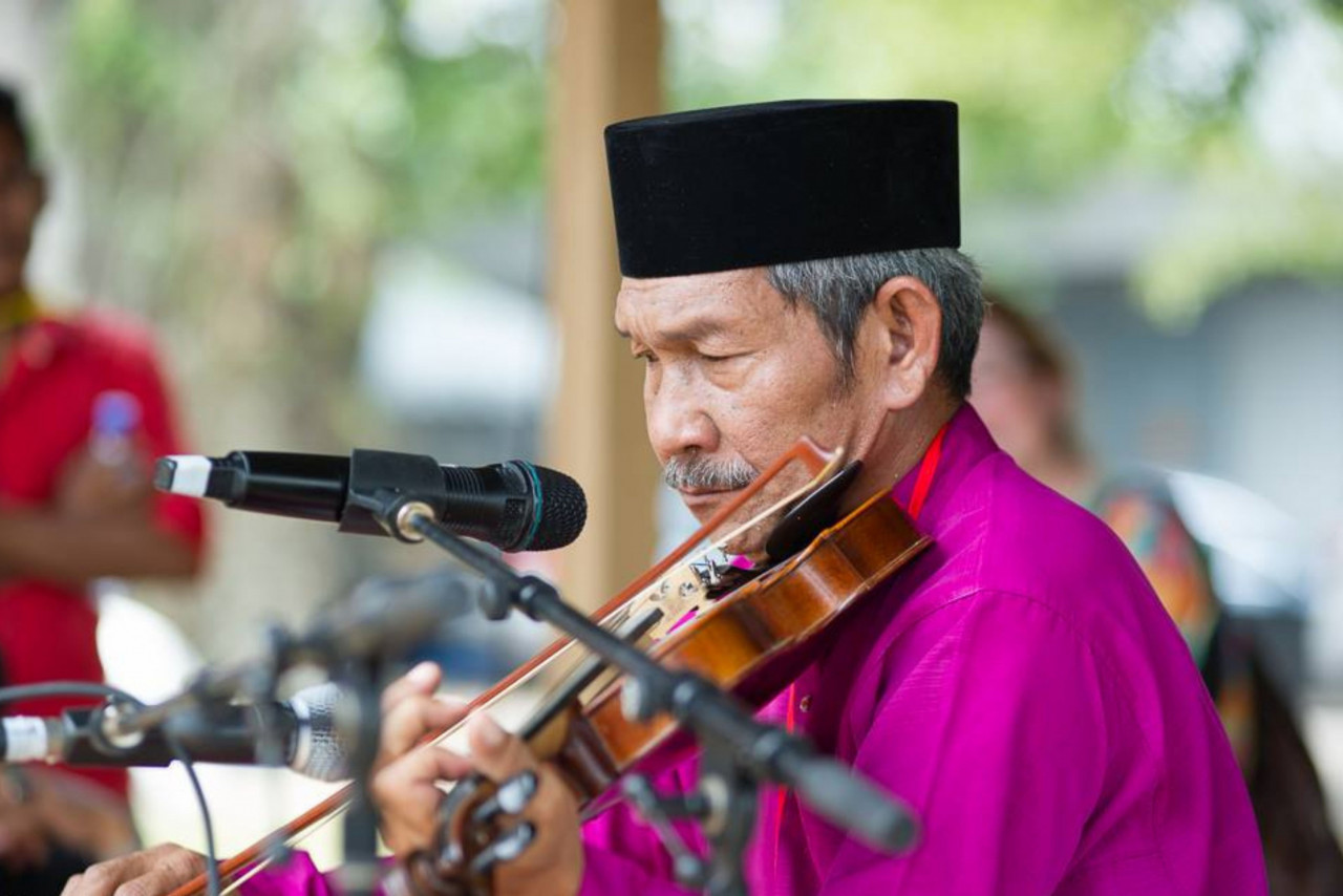The storyteller also plays other instruments such as the violin, serunai, rebana and gendang terinai. – Cheryl Hoffmann/Pusaka pic