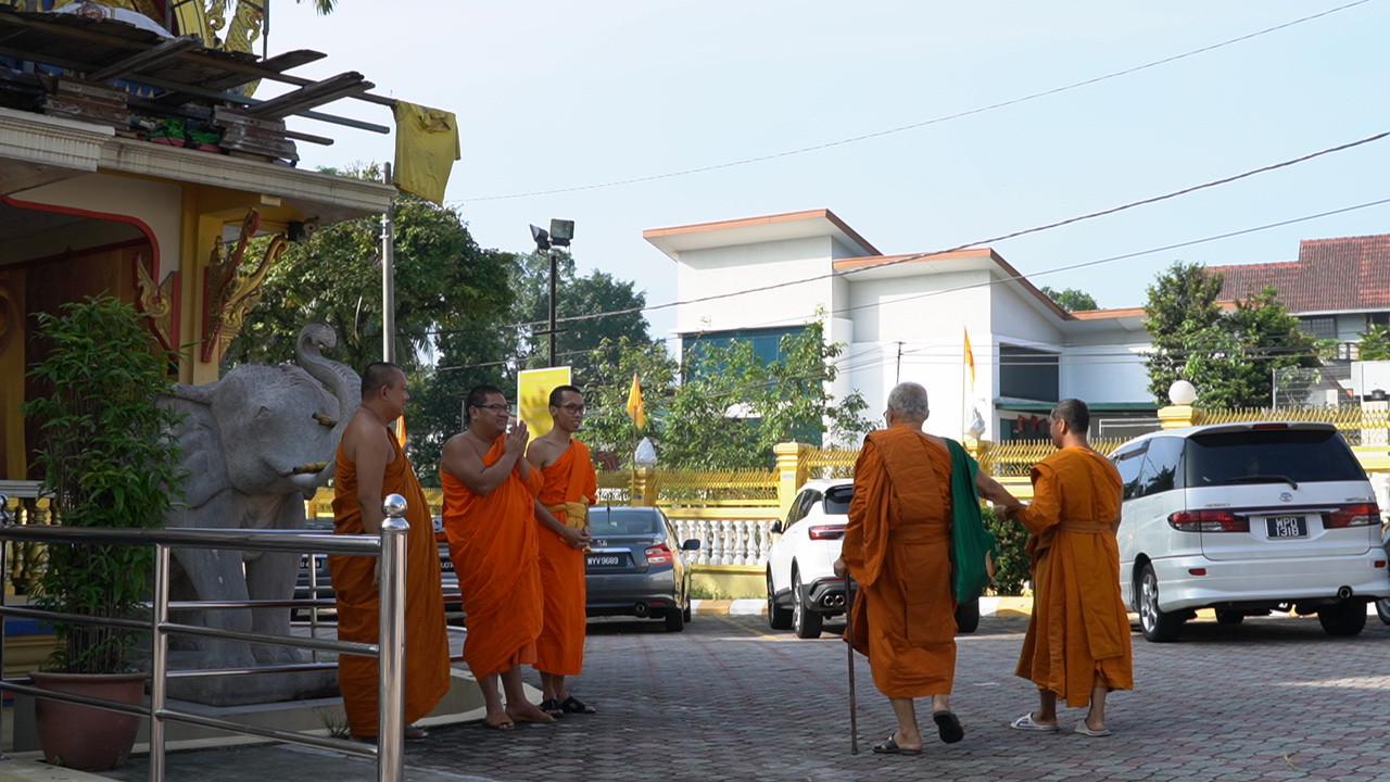 Monks greeting each other at the Thai Buddhist Chetawan Temple in Petaling Jaya. – NOREL HASHIM/The Vibes pic