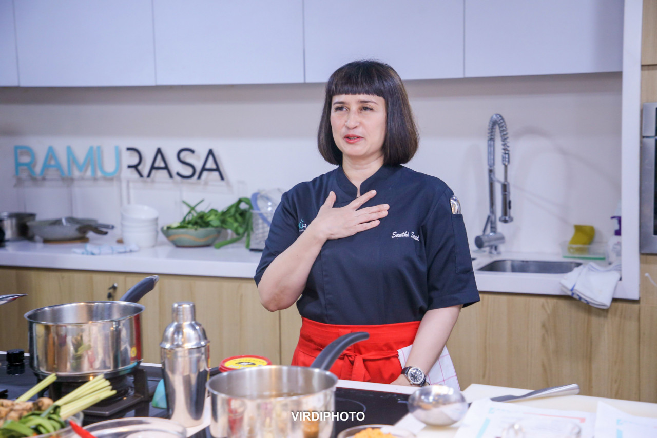 Santhi Serad, owner of Ramu Rasa Cooking studio leads a class. – Pic courtesy of Verdi/Jakarta Office of Tourism and Creative Economy