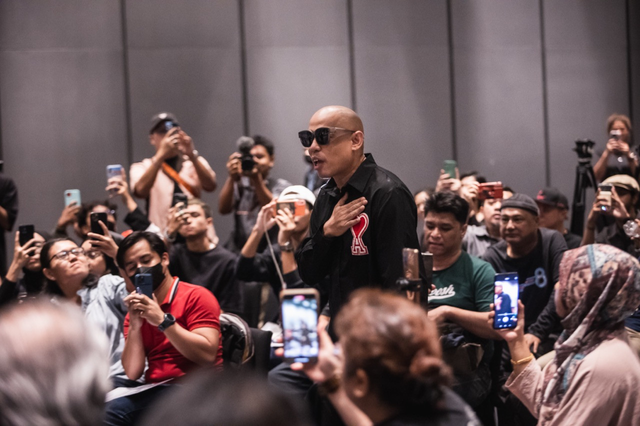 Joe greeting members of the media. – Pic courtesy of JioSpace