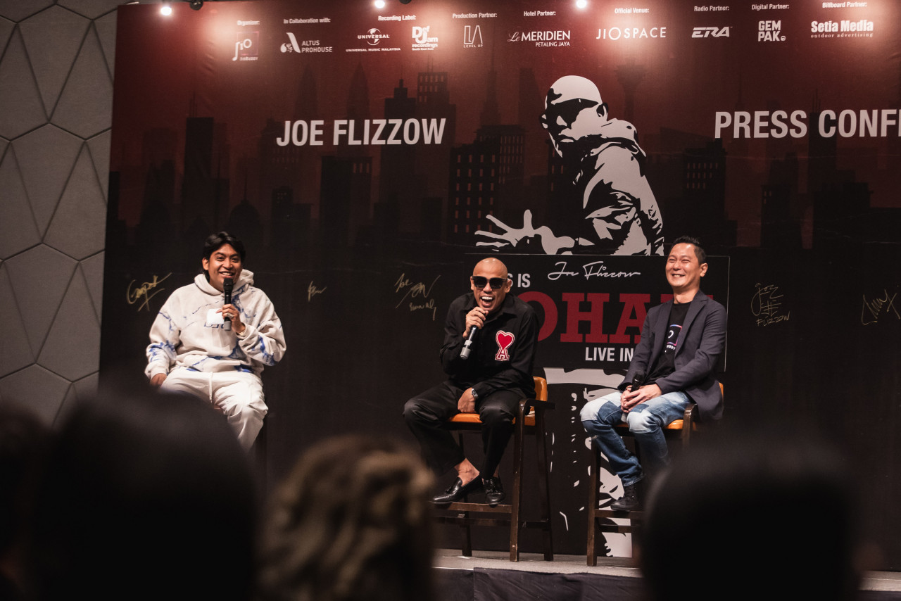 Joe, with Sean (right), reacting to a question during the press conference. – Pic courtesy of JioSpace