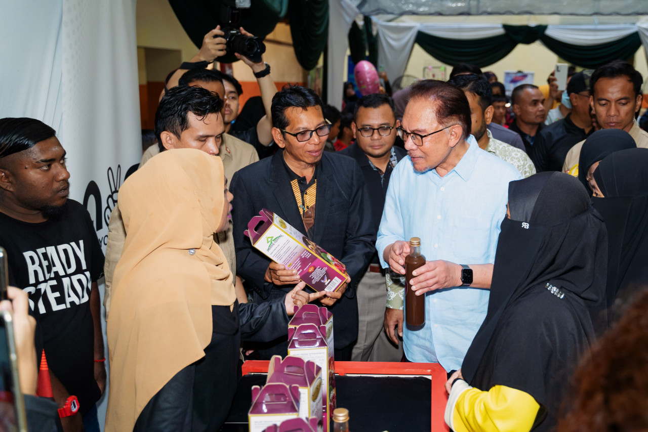 Prime Minister Datuk Seri Anwar Ibrahim launched the Kita-Untuk-Kita (K2K) Programme at PPR Kg Baru Hicom on April 8. Here, the prime minister is engaging with local entrepreneurs based in PPR Hicom Kampung Baru. – Pic courtesy of Khazanah Nasional