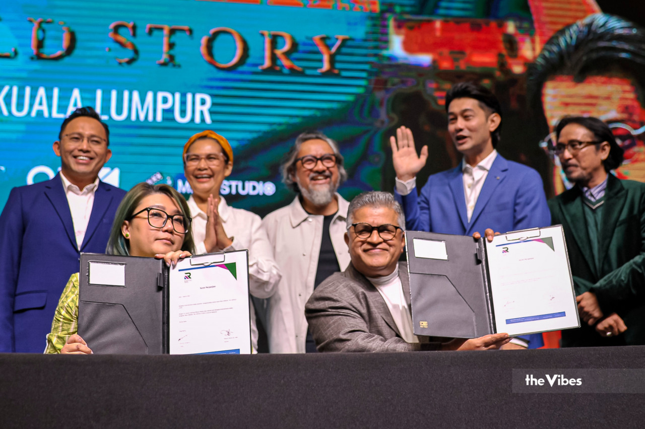 Rakyat Media Sdn Bhd managing director Kaymie Tan (left) and producer Zunar officiating the launch, as lead actors Farid Kamil (blue suit) and Hasnul Rahmat (green suit) look on. – AZIM RAHMAN/The Vibes pic