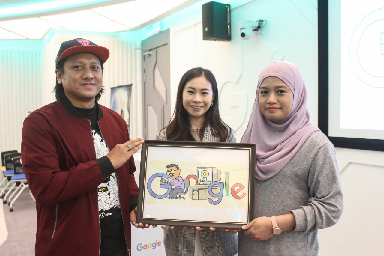 Muhammad Firdaus Omar (left), CEO of Quest Animation Sdn Bhd, and Dalila Kamarudin, Kamn’s daughter, accept a token of appreciation from Google Malaysia. – Pic courtesy of Google Malaysia