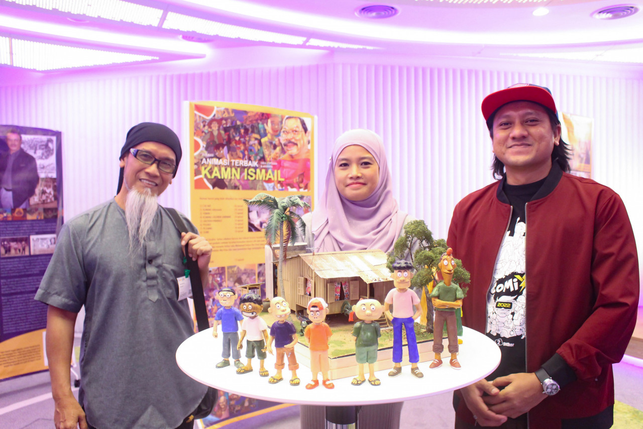 (From left) Cartoonist Ujang, Dalila Kamarudin, and Muhammad Firdaus Omar pose with some figurines of the characters Kamn helped to create. – Pic courtesy of Google Malaysia