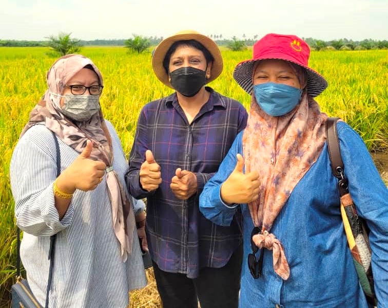 Wickneswari (centre) and two others give the thumbs up for Primera Red Rice. – Pic courtesy of Somatech