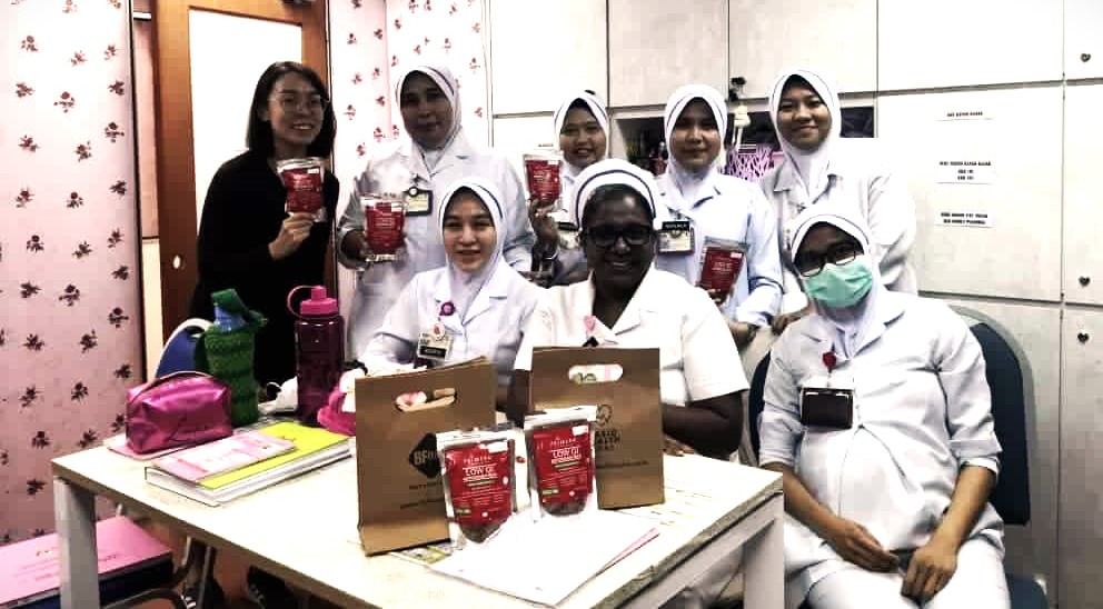  Specialist diabetic nurses take time to pose with packets of Primera Rice after listening to a promotional talk. – Pic courtesy of Nomatech 