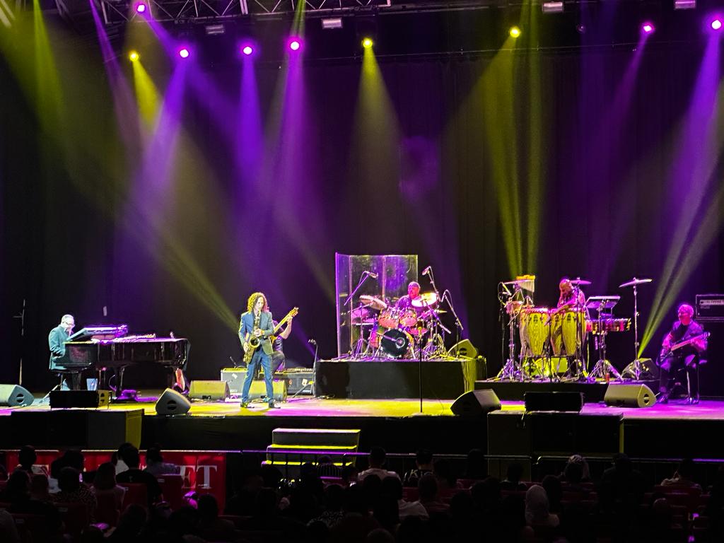 For a few tracks into the middle, Kenny brought out a full-sized saxophone, but for the most part he performed with his iconic soprano saxophone. – Haikal Fernandez pic