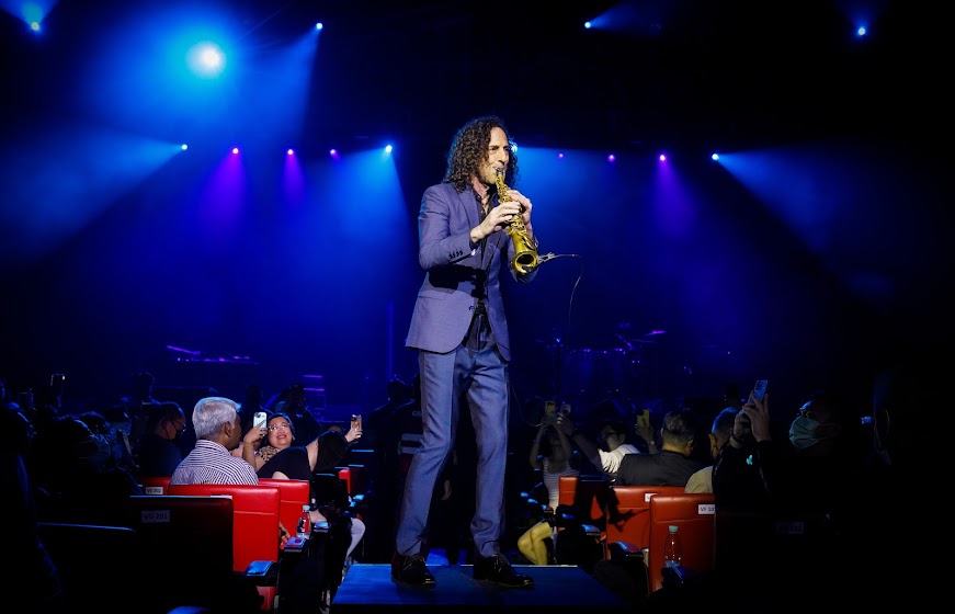 Kenny opening his show amid the audience. – Pic courtesy of Star Planet