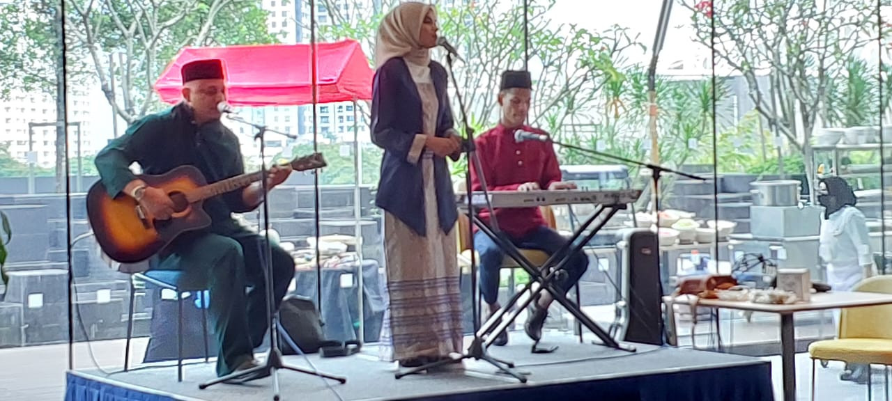 Entertainers performing melodic tunes for the Ramadan buffet. – Ian McIntyre pic