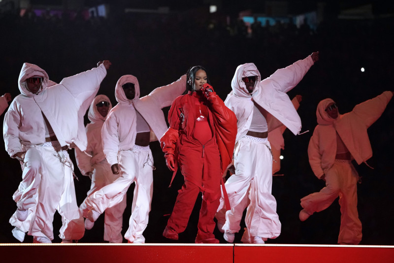 Rihanna performs hits at Super Bowl – with a very special guest