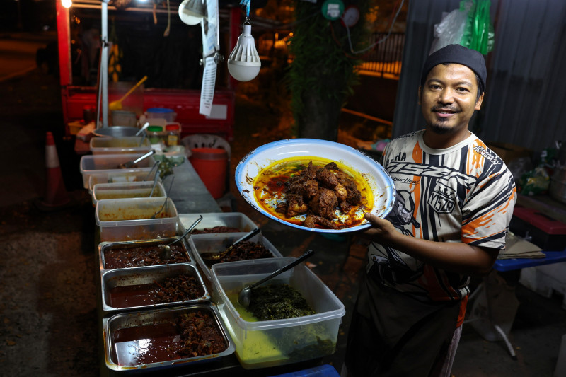 Nasi kukus seller offers freshly prepared meals for sahur