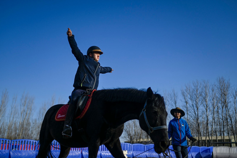 Beijing kids with autism get help from horses