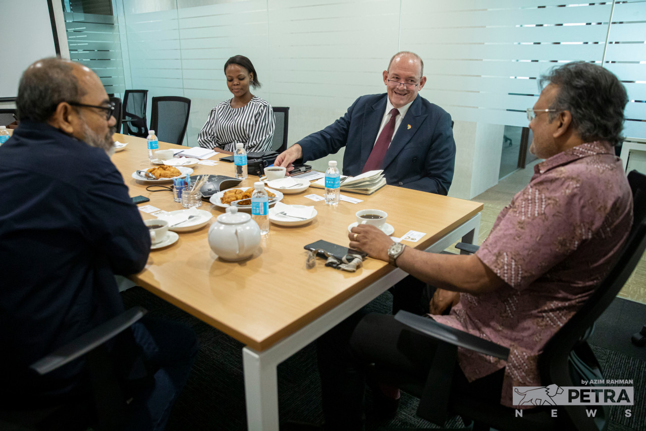 Malcomson with South Africa High Commission Third Secretary (Political) Mmaphala Legodi during the meeting with PETRA News chief executive Datuk Zainul Arifin Mohammed Isa and editor-in-chief Terence Fernandez. – AZIM RAHMAN/The Vibes pic