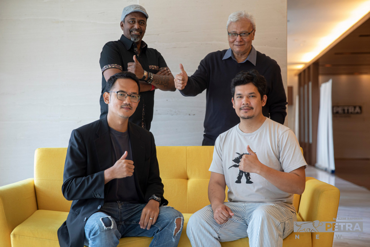 Feisal and Iskander with Artizens hosts Manvir Victor and Datuk Kamil Othman. – AZIM RAHMAN/The Vibes pic