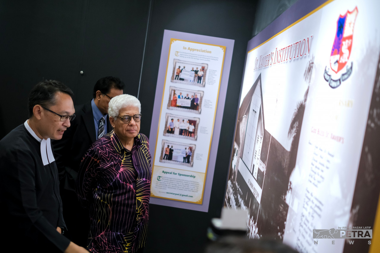 Blaikie and Ahmad Fuzi during the launch of the centre. – ABDUL RAZAK LATIF/The Vibes pic