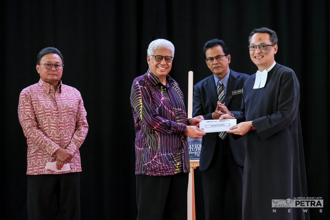 Ahmad Fuzi presenting a personal contribution to Blaike. Looking on are Abdul Rashid (centre) and alumnus Datuk Kenny Ong (left). – ABDUL RAZAK LATIF/The Vibes pic