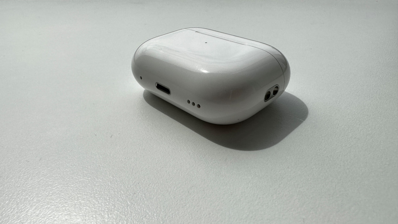 The AirPods case can carry a 30-hour charge on its own, which is useful for trips. There’s also a small speaker that works with the Find My app in case you misplace the case. – Haikal Fernandez pic