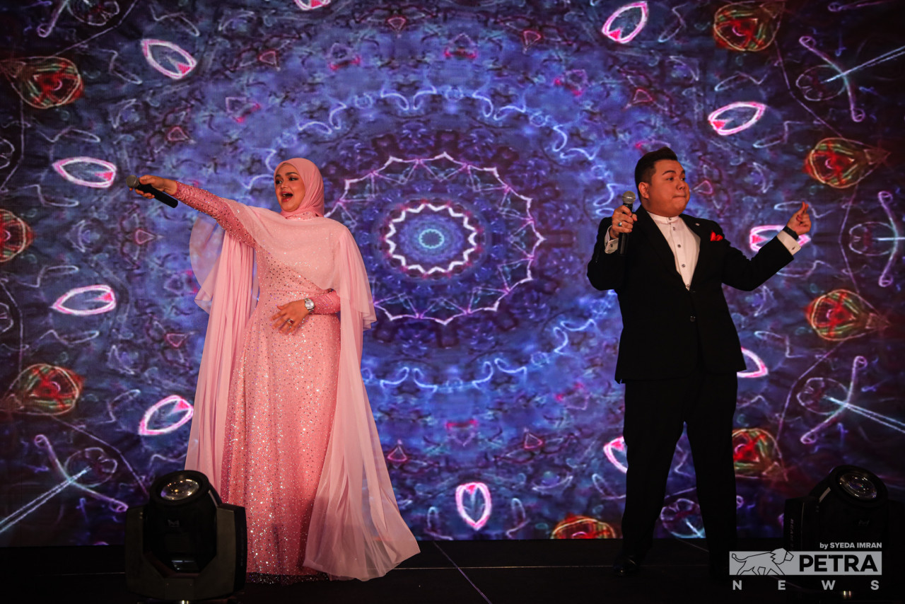 Datuk Seri Siti Nurhaliza performing a number at the MPRA Awards 2022. – SYEDA IMRAN/The Vibes pic