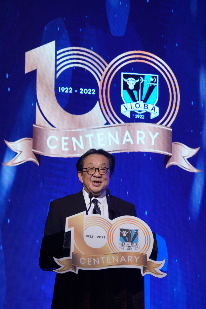 Guest of honour Tan Sri Francis Yeoh delivers a rousing speech celebrating the alumni's many contributions. – Pic courtesy of Vioba