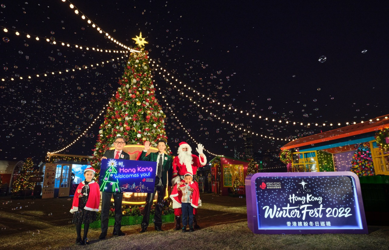 Rain (Jung ji-hoon) is joined by Dane Cheng, HKTB executive director, in the lighting ceremony of Hong Kong WinterFest to ring in Christmas with the city. – Pic courtesy of HKTB