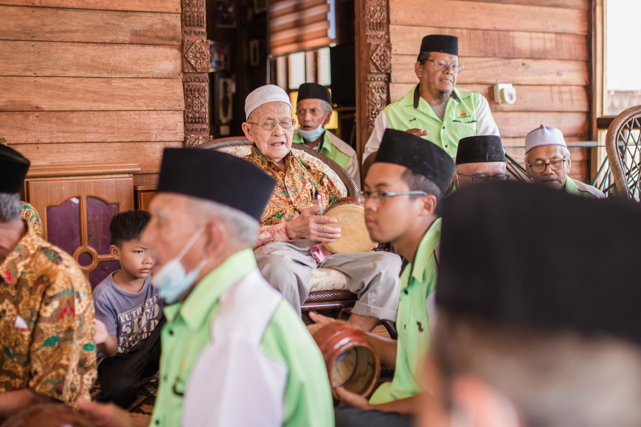 Kompang Jawa encompasses two forms of kompang (frame drum) traditions – Kompang Terontong and Kompang Hadaro. – Pusaka pic