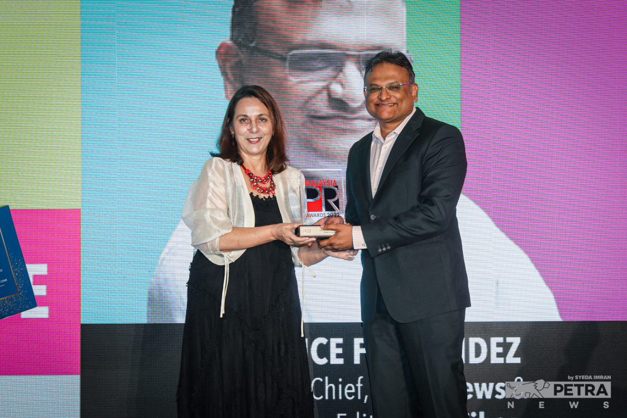 Terence Fernandez, editor-in-chief of Petra News and managing editor of The Vibes, one of the panel of judges receiving a memento from Chief judge and honorary secretary of PRCA Malaysia, Stefanie Braukmann. – SYEDA IMRAN/The Vibes pic