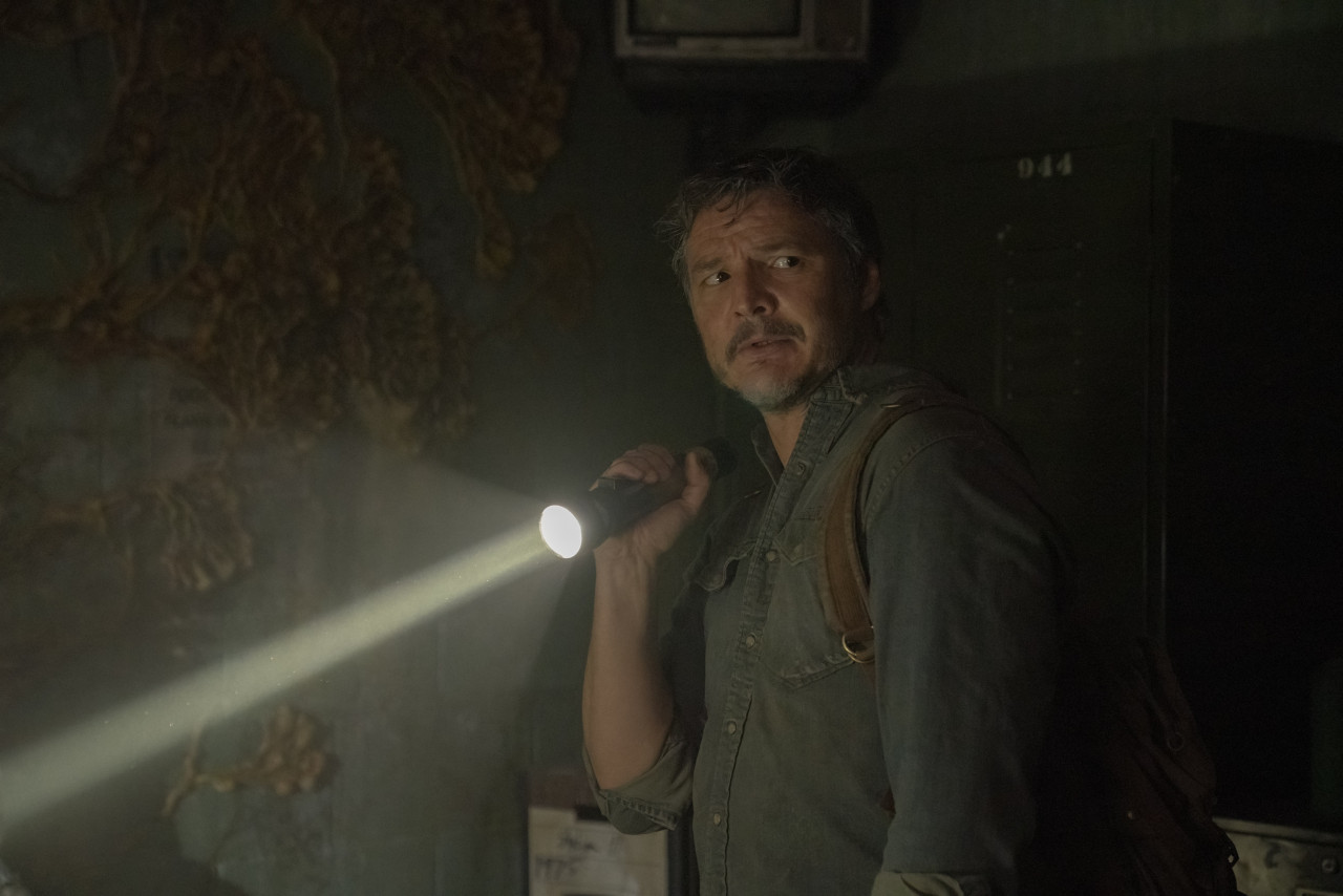 Pedro Pascal is tasked with protecting a smaller person that has a greater destiny than him, the second show where this is true. – Pic courtesy of Warner Bros