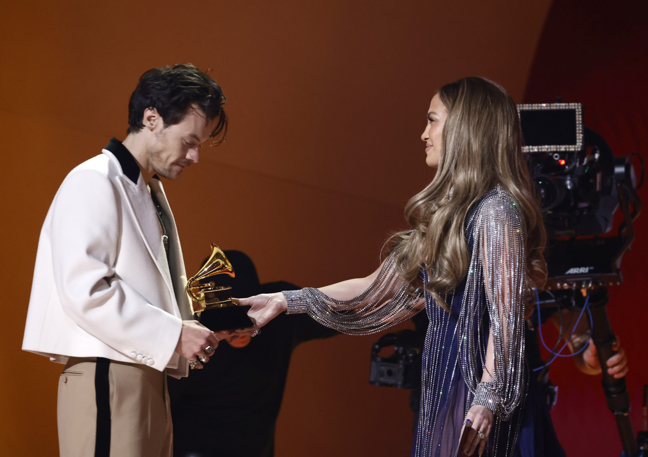 Harry Styles receiving his Best Pop Album award from Jennifer Lopez onstage during the 65th Grammy Awards at Crypto.com Arena. – AFP pic